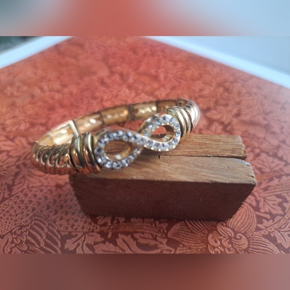 Strechy gold tone bracelet
